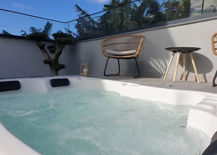 בית נופש Sunset Avenue For Couple W/ Jacuzzi Hot Water