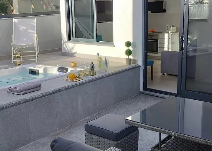 בית נופש Sunset Avenue For Couple W/ Jacuzzi Hot Water